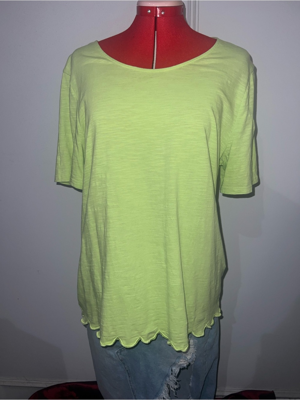 Chico’s Women’s Short Sleeve Scallop-Hem Tee in Light Lime size Large